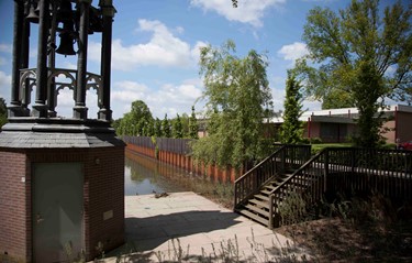 2013 Carillion, Vijver, PMT Gebouw (1)
